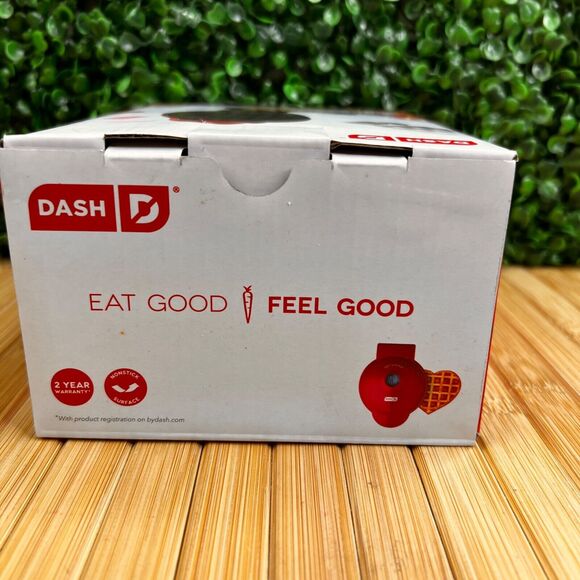 NIB Red Valentine Heart Dash Mini Waffle Maker Machine 4" New Great Gift - Picture 8 of 8